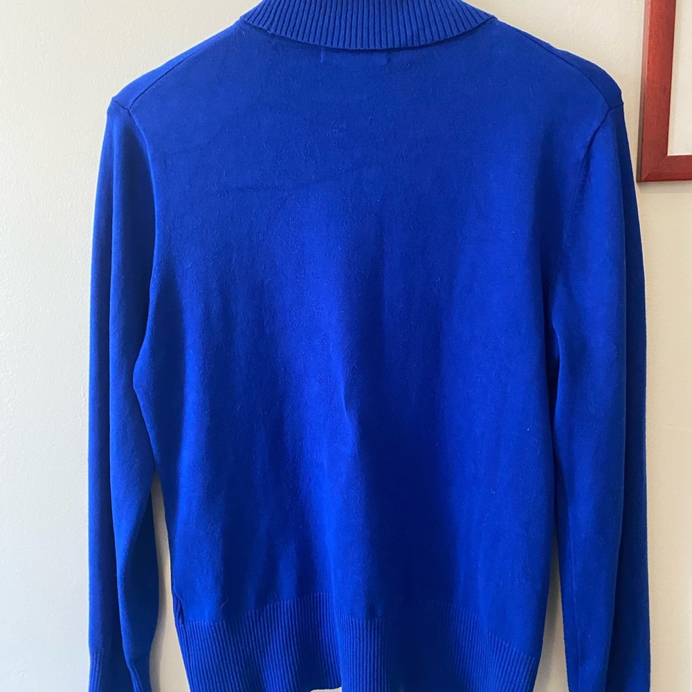 Cable & Gauge Women’s Medium Turtleneck Sweater in a stunning shade of blue
